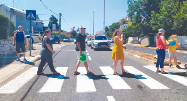  תושבים מפגינים