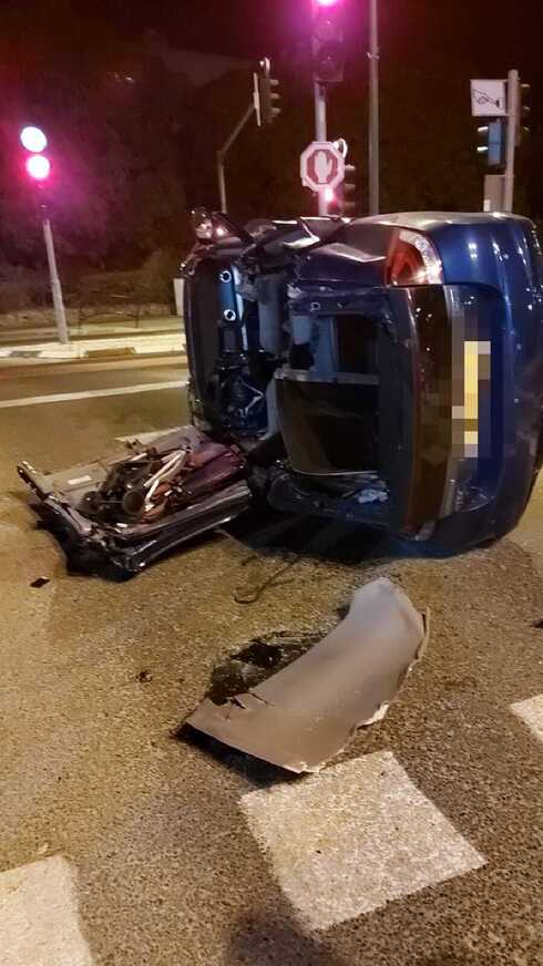 הרכב התהפך על צדו