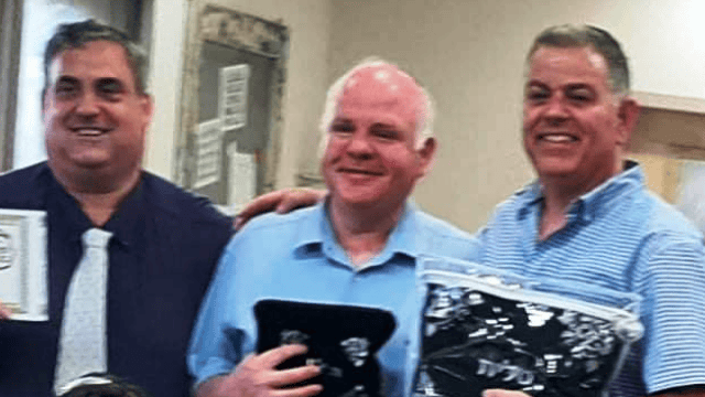 יו"ד המועצה הדתית אריה פרידמן עם אחד החוסים יו"ד המועצה הדתית אריה פרידמן עם אחד החוסים