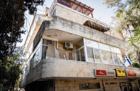 על קרקע של הכנסייה. מבנה ברחוב קק"ל