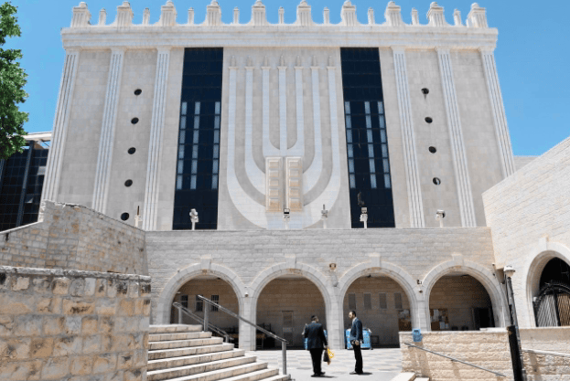 היכל בעלז. קירבה לאדמו"ר מוסיפה למחיר