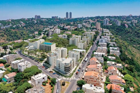 יובל אלון העיר הלבנה