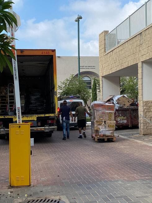 משאיות פורקות סחורה במיני מרקט (צילום: פרטי) משאיות פורקות סחורה במיני מרקט