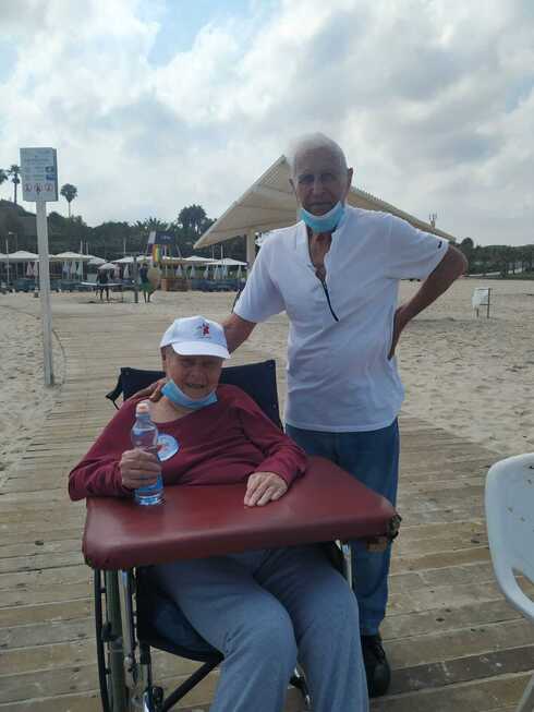רינה ובעלה דן בחוף הים