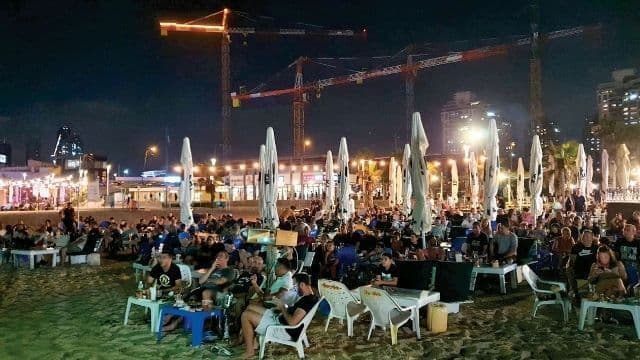 מבלים בחוף