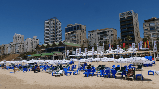 המרפסת. מתחם החוף לדוגמא בבת ים