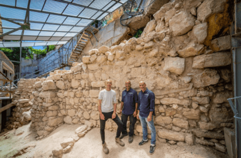 מנהלי החפירה ליד החומה שנחשפה