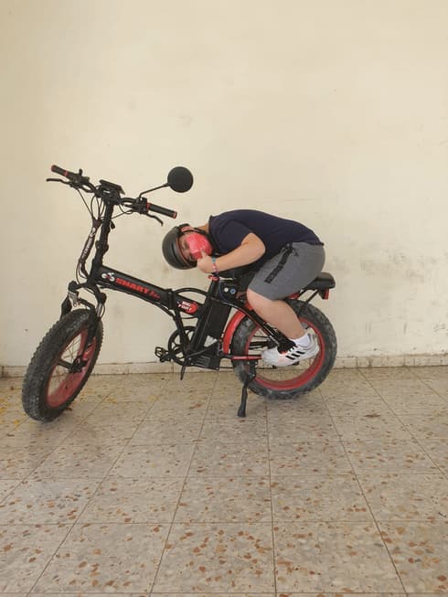 אלמוג עם האופניים שהוחזרו אלמוג עם האופניים שהוחזרו
