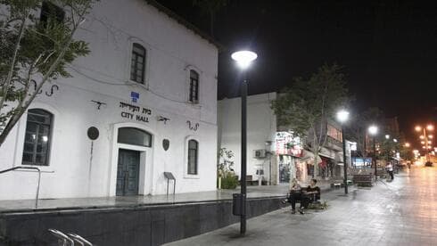 רחוב רוטשילד. יחסם ברובו לתנועה (צילום: אבי מועלם) "מקיאים בחצרות". רחוב רוטשילד