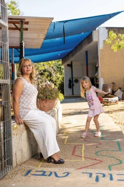 לילך שם טוב עם בתה שי לי בגן ילדים לזכר עומר, רוני ואור 