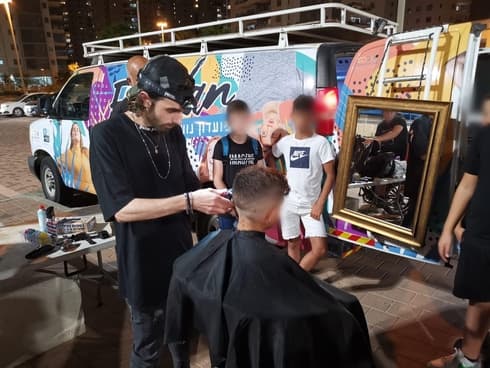מספרה ניידת פתח תקוה