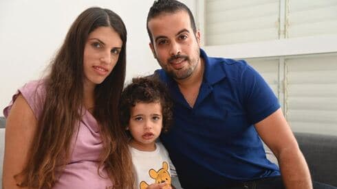 גלעד ומוריה עם הבן אלון אלישע. "הוא ילד בן שנתיים וחצי, כל נפילה כזאת זו סכנת חיים" 
