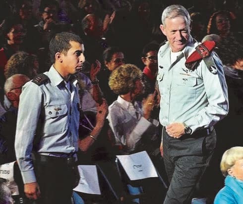 עם הרמטכ"ל בני גנץ כקצין בדובר צה"ל