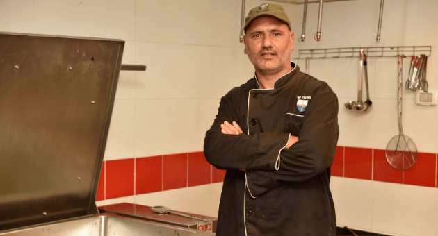 רס"ב מוריס לוגסי במטבח במחנה גיבור