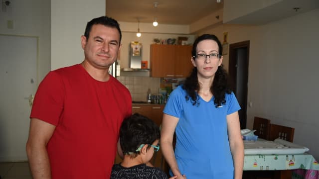 נורית ואלכס מנוקובסקי ובנם דניאל