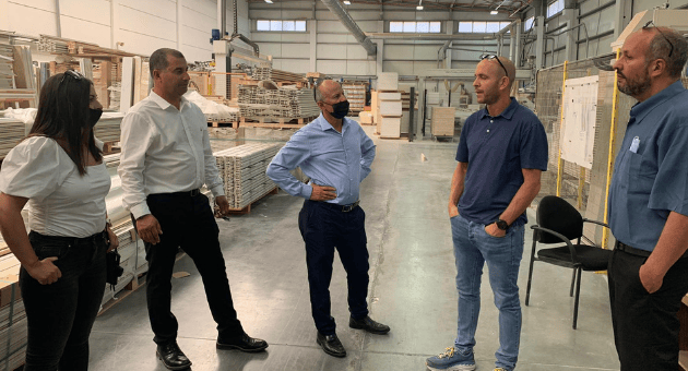 ראש העיר אבי אלקבץ בסיור באחד המפעלים