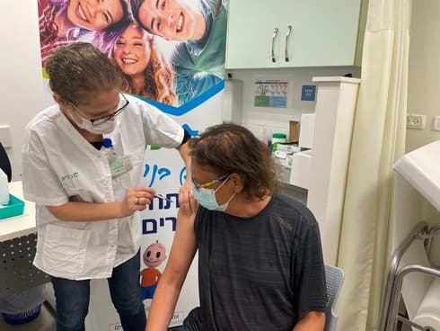 אורן קוזלובסקי מקבל מנת חיסון שלישית