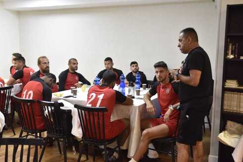 המנכ"ל גיל ברעם בשיחה עם השחקנים