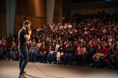 נועם חורב בהופעה (צילום: עמית צור) נועם חורב בהופעה