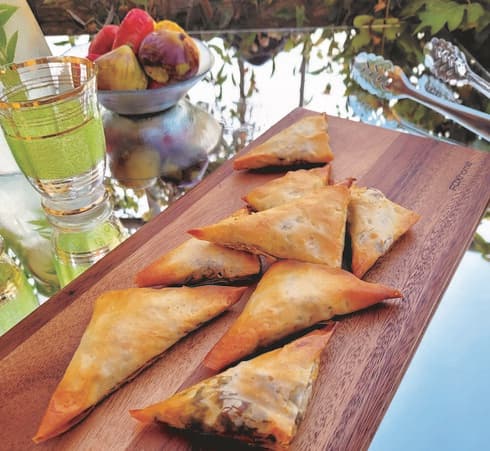משולשי פילו במילוי פיקנטי מתקתק 