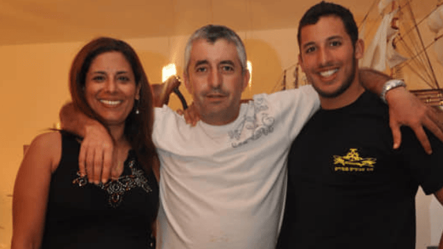 סרן עמרי שחר ז"ל עם הוריו אשר ואירית