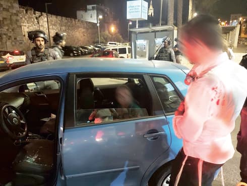 "היה שם נס, כי אף אחד מאיתנו לא נפגע מאבנים". שלומי ליד רכבו (צילום: צלם לא ידוע, שימוש לפי סעיף 27א' לחוק זכויות יוצרים) תלמיד ישיבה נרגם באבנים