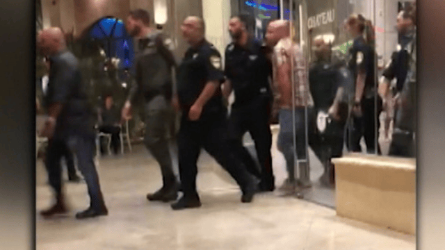 פשיטה של שוטרים לאירוע. למצולמים אין קשר לכתבה