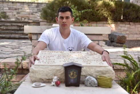 יאיר שטוקלמן מתמרת ידריך במסע 'דרך ארץ' שמנציח את אחיו ועוד ארבעה מבני עמק יזרעאל שנפלו במלחמת לבנון השנייה (צילום: שרון צור) יאיר שטוקלמן מתמרת ידריך במסע 'דרך ארץ' שמנציח את אחיו ועוד ארבעה מבני עמק יזרעאל שנפלו במלחמת לבנון השנייה
