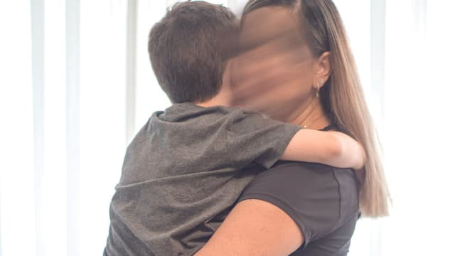  האם ובנה שהוכה