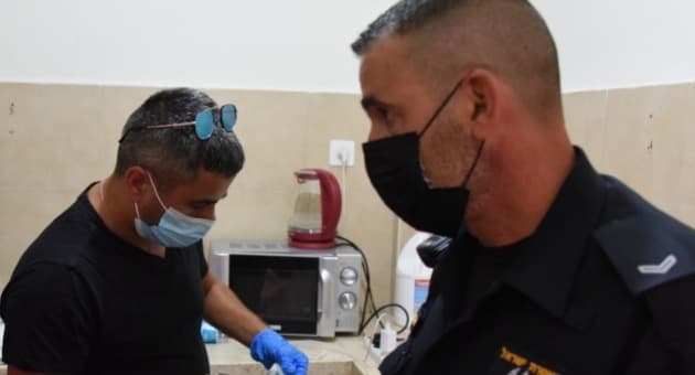 השוטרים בפעילות בדירה