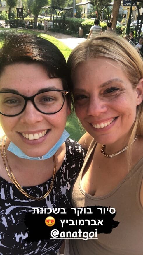 עדי זהר ומנהלת שירות לתושב של השכונה, ענת גויכמן