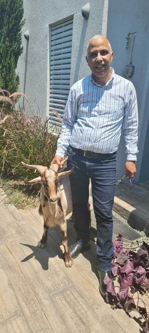 הרב ינון פרסיק עם התיש