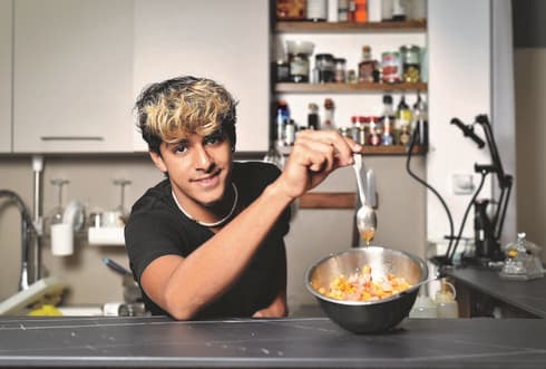 אביב אנקווה בפעולה 