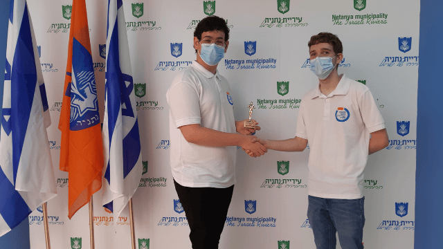 מימין: נדב סולומון, יו"ר מועצת הנוער היוצא ומשמאל הנכנס - עומר זוילי (צילום: עיריית נתניה) מימין: נדב סולומון, יו"ר מועצת הנוער היוצא ומשמאל הנכנס - עומר זוילי