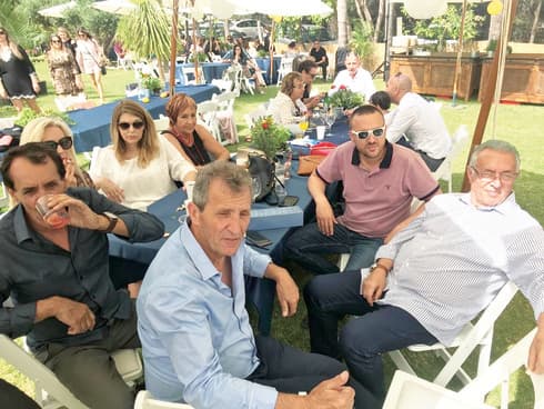 יעקב (במרכז התמונה) בחיק המשפחה