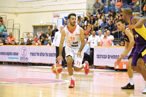 בן שימול בפעולה