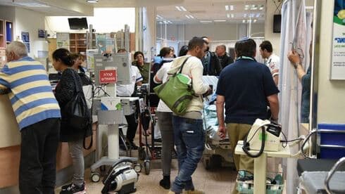 חולים ממתינים לקבל טיפול בבית החולים "סורוקה". קיים מחסור במיטות וברופאים