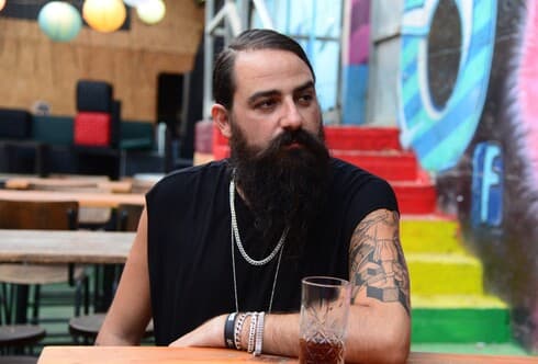 איב אבנעים מבאר שבע, איש חיי הלילה, חוגג עשור לפאב "חמש על עשר" 