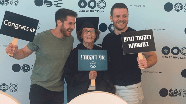 ד"ר נילי טל-שחר בטקס עם הנכדים. "לא חסרה לי תעסוקה"