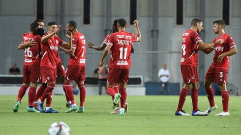 השחקנים חוגגים. בשלב הבא מצפה לאדומים משוכה לא קלה