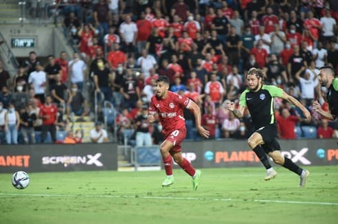 דור מיכה. הקשר מתחיל להיכנס לעניינים
