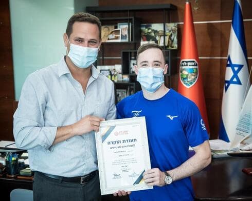 ארטיום דולגופיאט עם ראש עיריית ראשל"צ (צילום: עודד קרני) ארטיום דולגופיאט עם ראש עיריית ראשל"צ