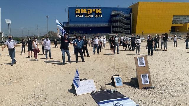 איקאה נפתחה, בתי העלמין נותרו סגורים. טקס זכרון באיקאה נתניה