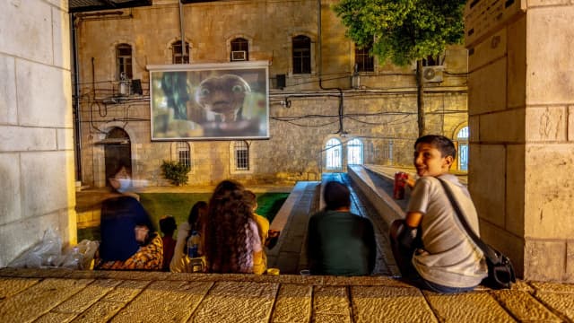 צופים בסרטים בכיכר הירח