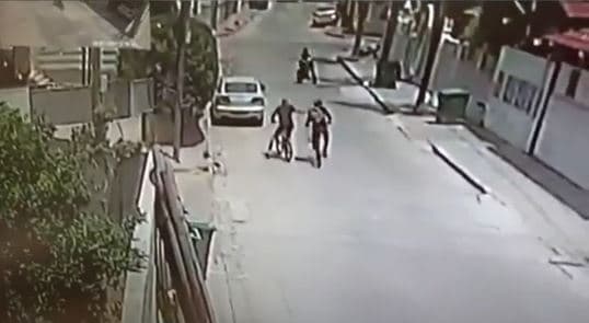 תקף ודקר אותו באמצע הרחוב