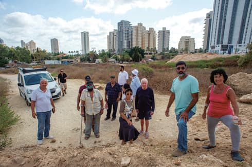 התושבים: "אנחנו משלמים ארנונה כמו כולם, למה שלא נקבל תשתיות מתאימות?" (צילום: יובל חן) התושבים: "אנחנו משלמים ארנונה כמו כולם, למה שלא נקבל תשתיות מתאימות?"