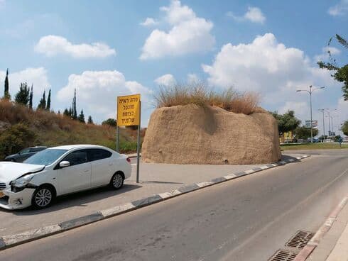 רכב שנפגע לאחרונה בכיכר