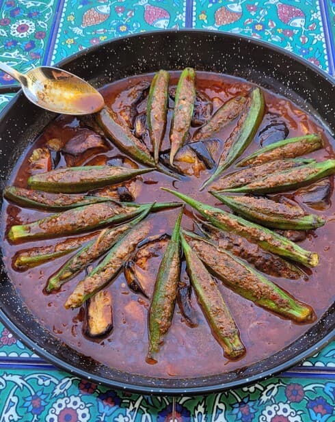 סיניית ממולאי במיה ובשר ברוטב תמרהינדי