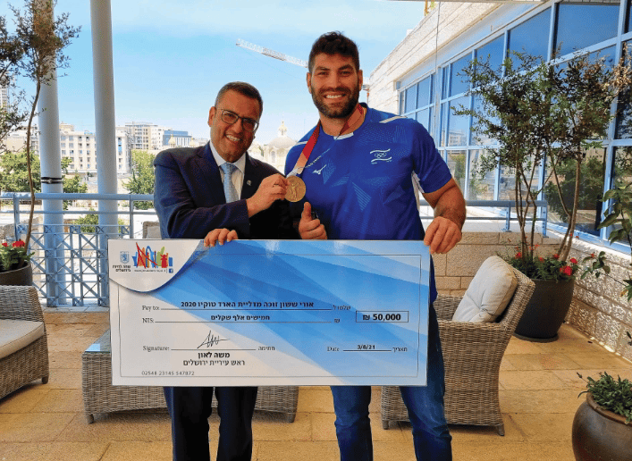 ששון מקבל את המענק מליאון. "כל שבת מגיע להורים שגרים בארמון הנציב" 