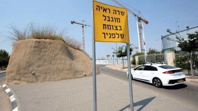 "מדובר בחיי אדם". הסלע ליד ישפרו סנטר 